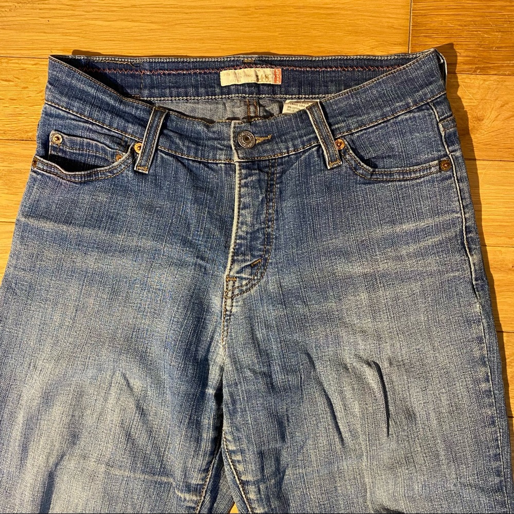 Levi’s 548 Perfectly Slimming Capri Cropped Jeans size 8 in medium wash - Picture 3 of 14